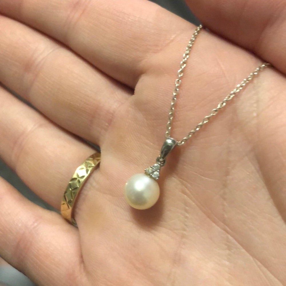 Freshwater pearl pendant